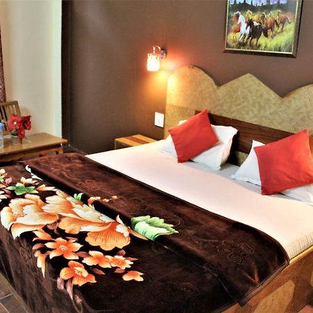Hotel Ocean Inn Manāli Kültér fotó