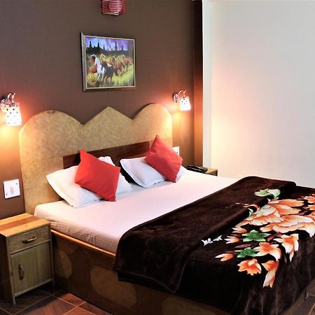 Hotel Ocean Inn Manāli Kültér fotó